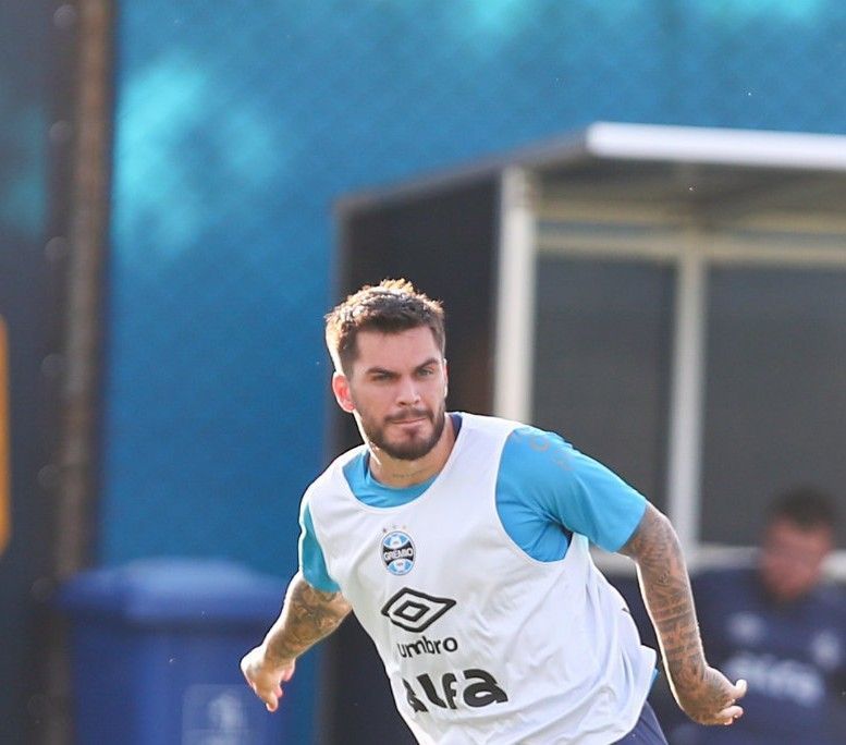 Ex-Atlético 'esquecido' no Grêmio ganha chance como titular contra o Bragantino