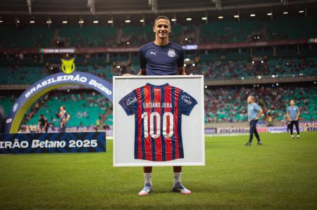 Luciano Juba posa com placa c