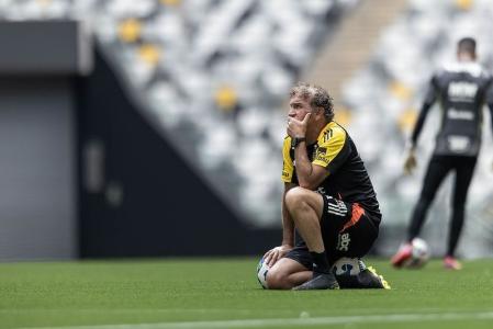 Técnico Cuca durante treino do Atlético na Arena MRV