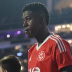 Vitão, do Inter, é aguardado no Rio de Janeiro para assinar com o Flamengo