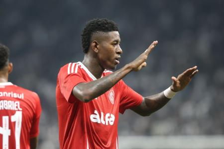 Zagueiro Vitão em partida pelo Internacional