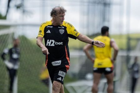 Técnico Cuca no comando do treino do Atlético na Cidade do Galo