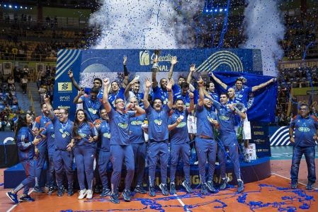 Jogadores do Sada Cruzeiro comemoram ponto na final da Superliga Masculina