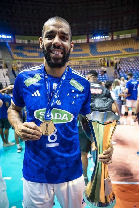 Wallace com a taça da Superliga 24/25