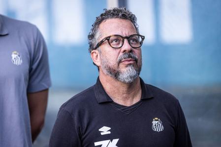 Cléber Xavier busca primeira vitória pelo comando do Santos