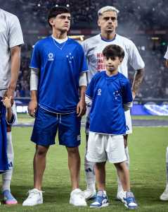 Henrique Lemos (esq) ao lado do pai, Fagner (dir), antes de jogo do Cruzeiro