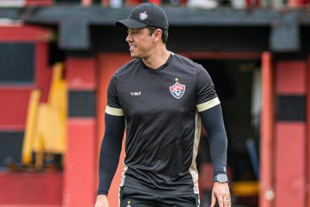 Thiago Carpini, técnico do Vitória, durante treino da equipe