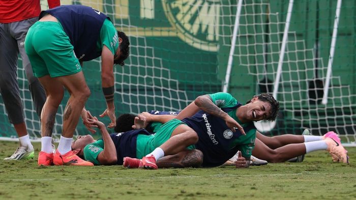 Elenco do Palmeiras celebra gol de Bruno Rodrigues no treino