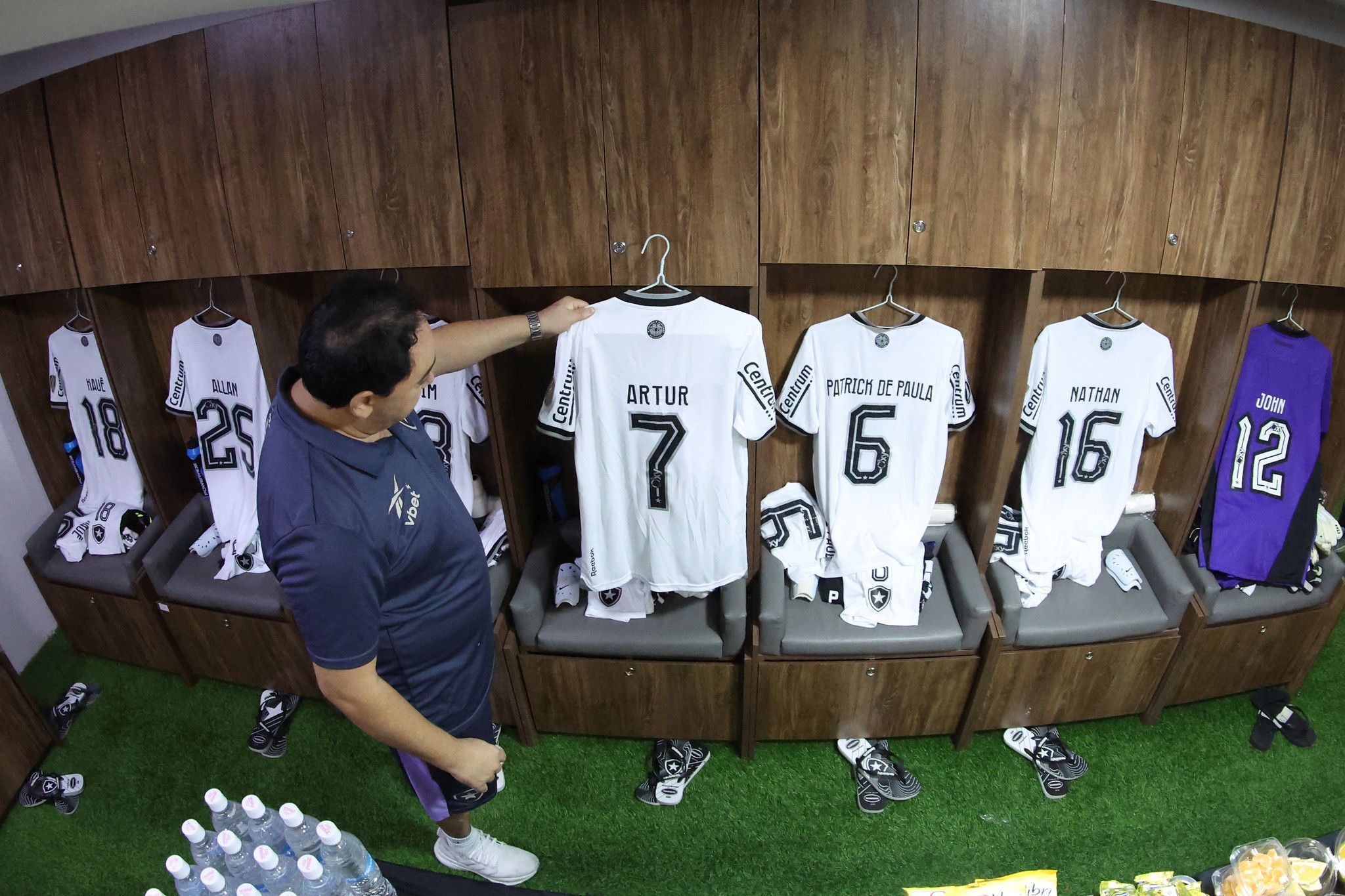 Escalação do Botafogo: Renato Paiva surpreende em formação contra o Carabobo