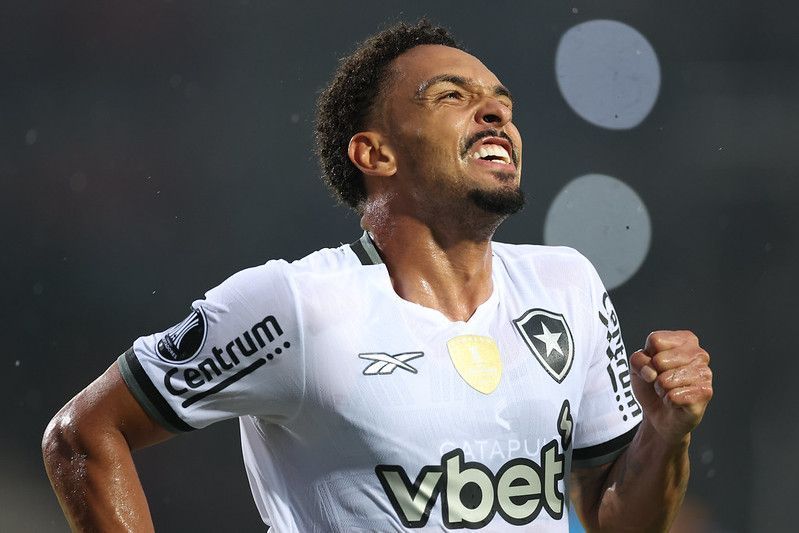 Vitinho valoriza vitória do Botafogo, mas admite: 'Poderíamos fazer mais'