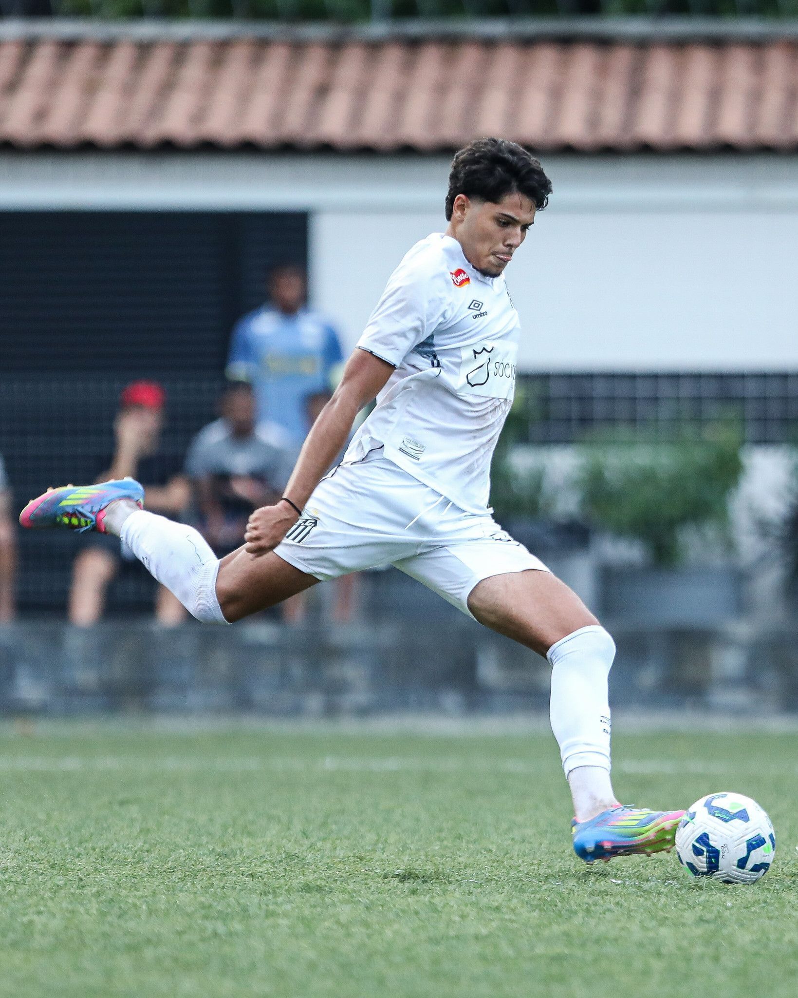 Santos encaminha venda de promessa da base ao Shakhtar Donetsk; veja valores