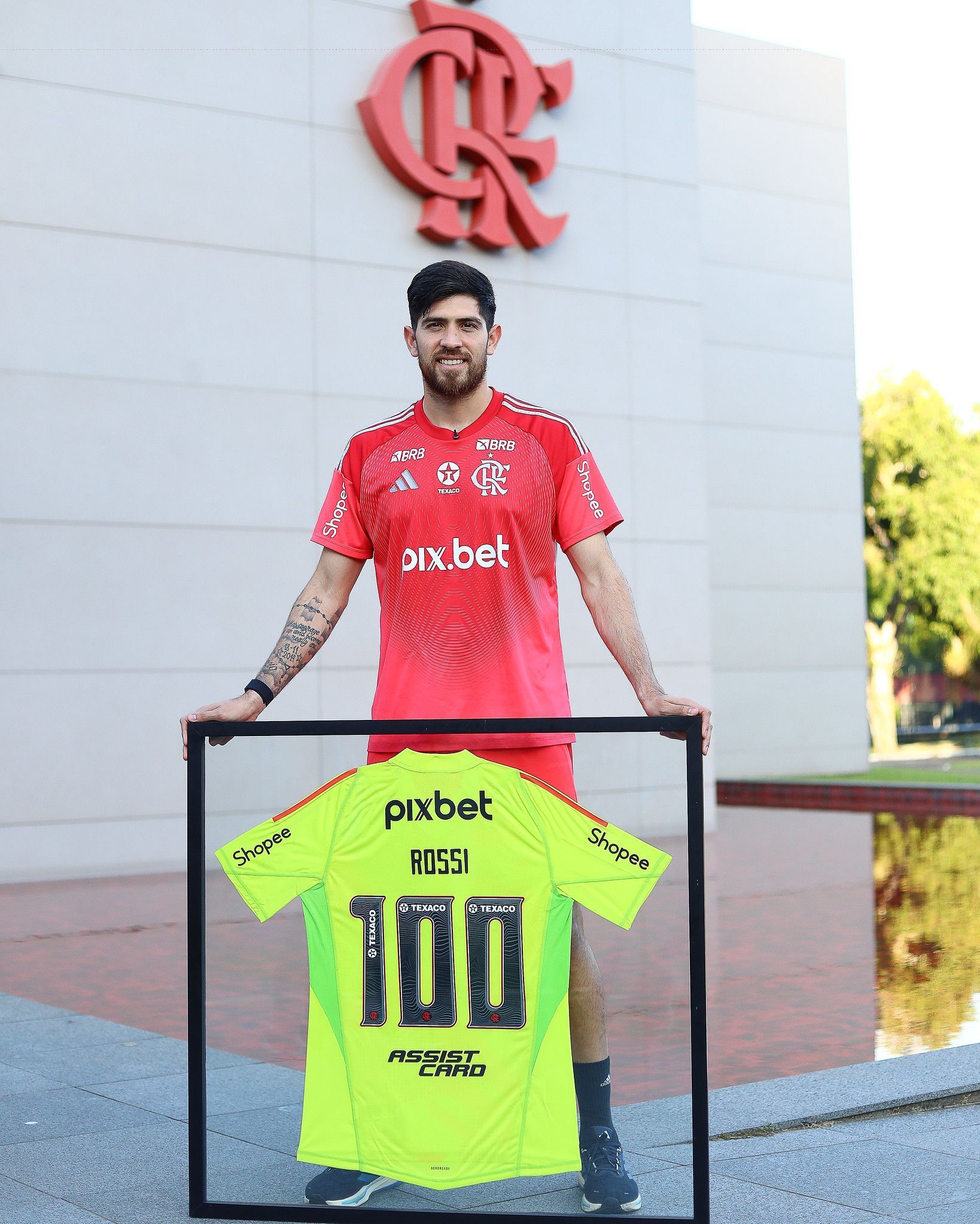 Rossi é homenageado por marca no Flamengo e manda recado sobre renovação