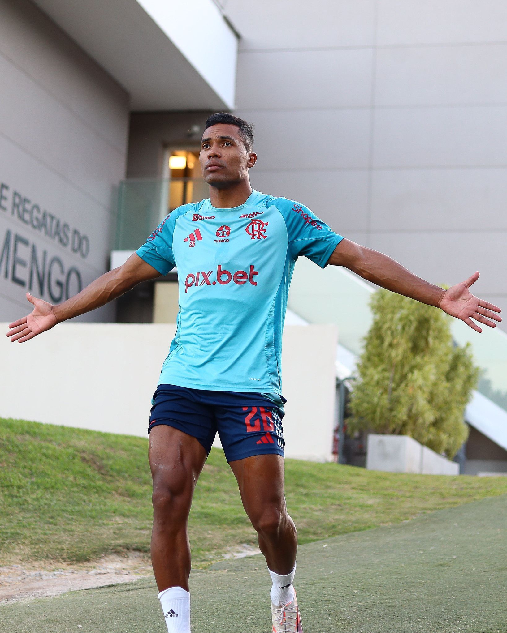 Alex Sandro relembra papo com Cristiano Ronaldo antes de Flamengo x LDU