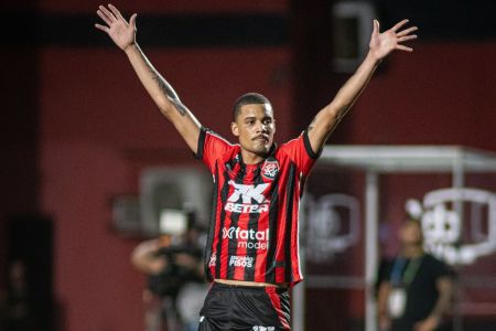 Janderson em ação pelo Vitória, no Campeonato Brasileiro