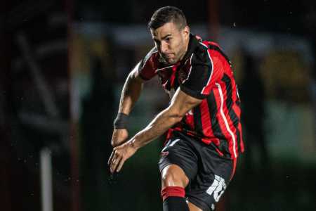 Cáceres em ação pelo Vitória no Campeonato Brasileiro