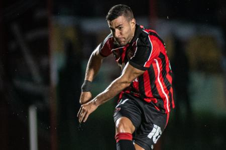 Cáceres em ação pelo Vitória no Campeonato Brasileiro