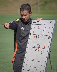 Jonathan Silva não resistiu à goleada sofrida neste sábado