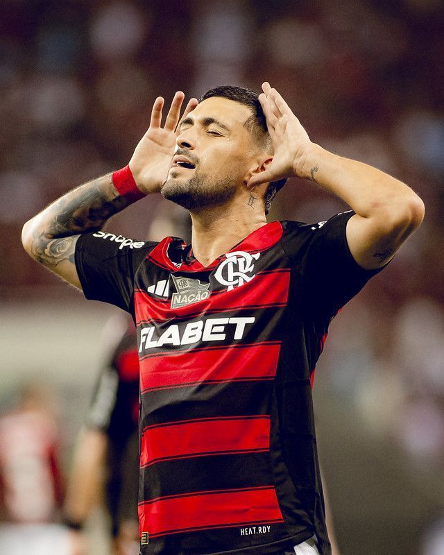 Arrascaeta marca outra vez, Flamengo vence o Bahia e vira líder do Brasileiro