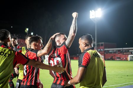 Jogadores do Vitória comemoram gol sobre o Vasco no Brasileirão