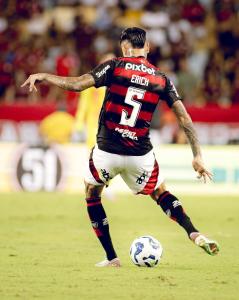 Erick Pulgar, titular absoluto na equipe de Filipe Luís, sofre lesão muscular e desfalca o Flamengo