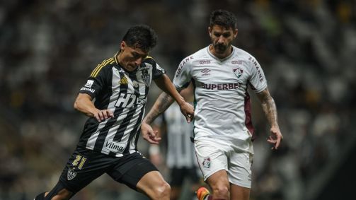 Jogadores de Atlético e Fluminense em duelo na Arena MRV, em Belo Horizonte
