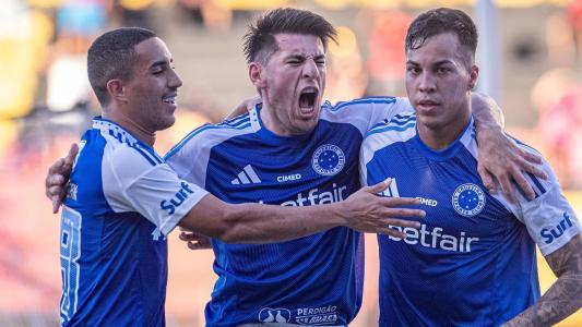 Jogadores do Cruzeiro em partida na Ilha do Retiro