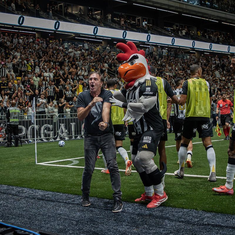 Cuca vai à loucura em vitória emocionante do Atlético na Arena MRV; vídeo