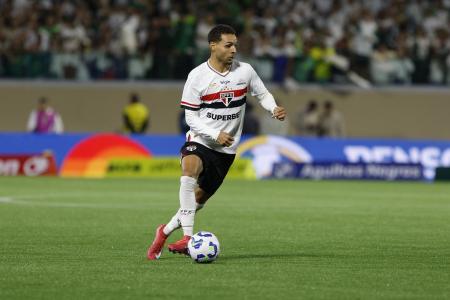 Substituindo Oscar, Alves foi titular do São Paulo na sequência de jogos recente