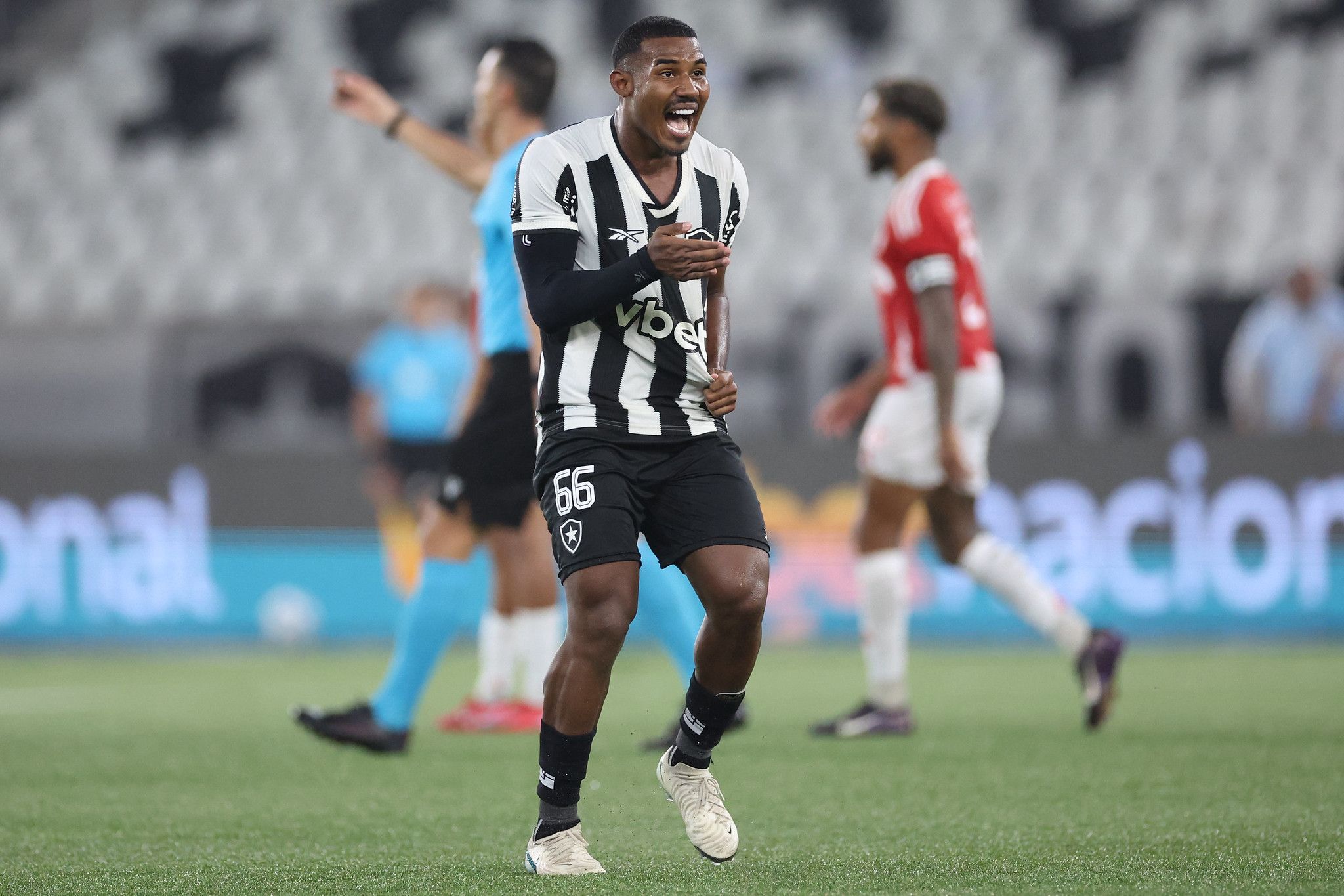 Cuiabano celebra fase no Botafogo, mas admite: 'Devemos um melhor futebol'