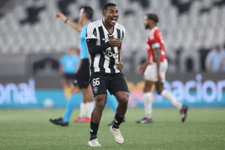 Cuiabano vibra com gol marcado pelo Botafogo diante do Internacional