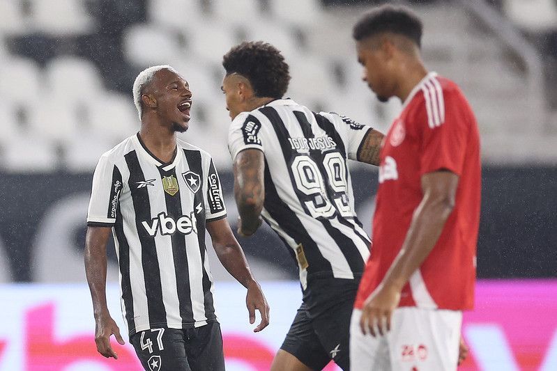 Em noite de golaços, Botafogo goleia Internacional e 'salta' no Brasileirão