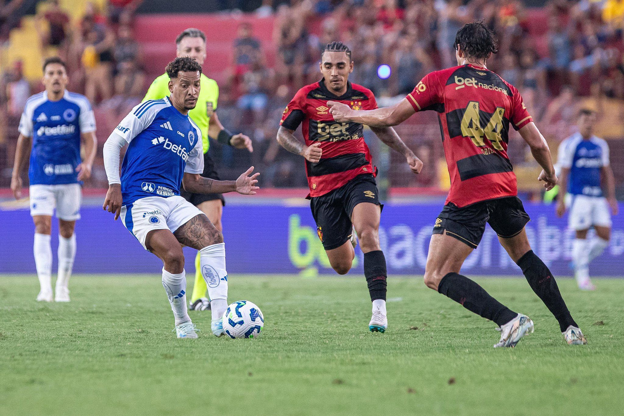 Ex-Cruzeiro assiste goleada na Ilha, torce para o Sport e rasga o verbo; assista