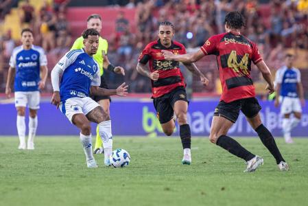 Jogadores de Cruzeiro e Sport em partida pelo Campeonato Brasileiro