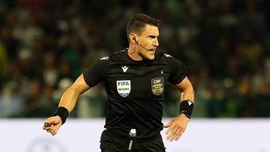 Árbitro Rafael Rodrigo Klein, da Federação Gaúcha de Futebol, durante a partida entre Palmeiras e São Paulo, pela 8ª rodada da Série A