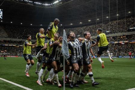 Time do Atlético comemorando gol sobre o Fluminense