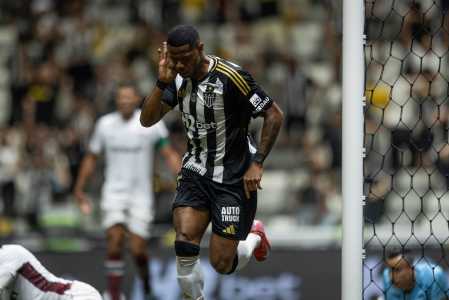 Júnior Santos completou 8 partidas com a camisa do Atlético e marcou o primeiro gol pelo clube na vitória por 3 a 2 sobre o Fluminense