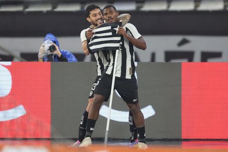 Alex Telles e Cuiabano celebram a vitória do Botafogo sobre o Internacional