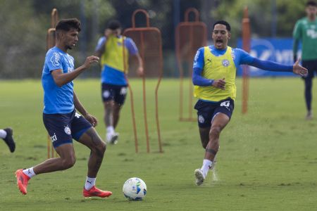 Gilberto (à dir.) em treino do Bahia na última segunda-feira (12)