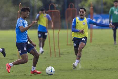 Gilberto (à dir.) em treino do Bahia na última segunda-feira (12)
