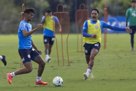 Gilberto (à dir.) em treino do Bahia na última segunda-feira (12)