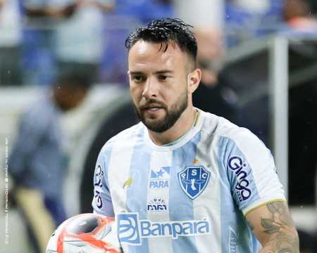 Giovanni em ação com o Paysandu