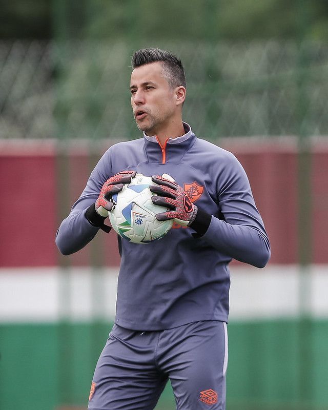 Fluminense negocia renovação de Fábio por mais uma temporada