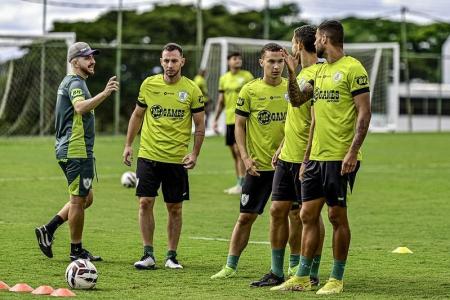 Jogadores do América com o técnico William Batista