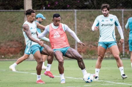 Atacante Marquinhos em treinamento na Toca da Raposa II