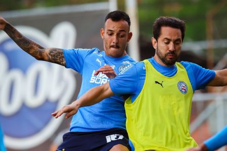Iago e Everton Ribeiro disputam a bola em treino do Bahia na Colômbia