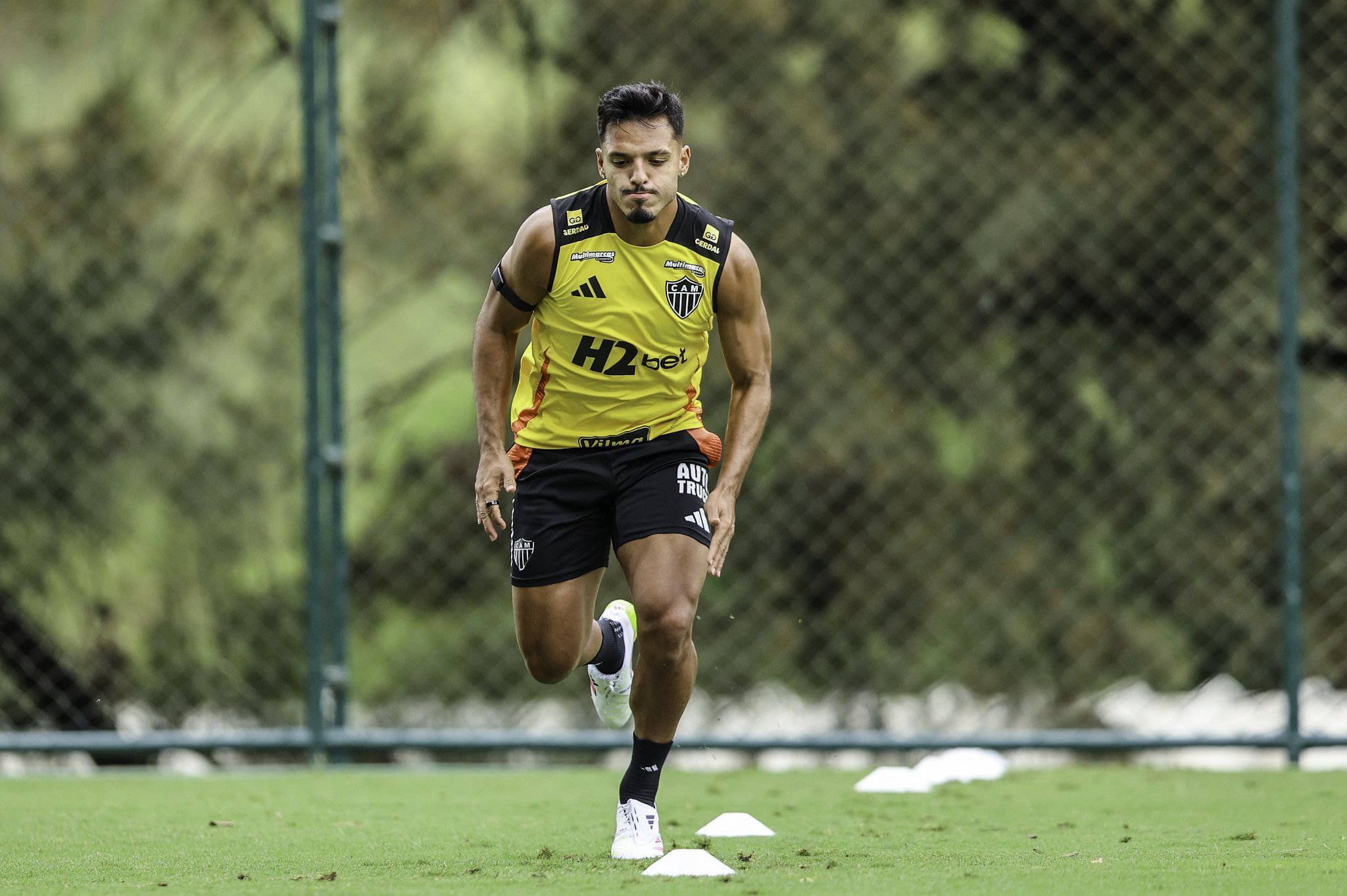 Meia do Atlético volta aos treinos e vira opção para o técnico Cuca