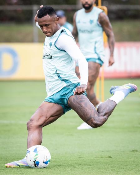 Marquinhos em treino com o elenco do Cruzeiro na Toca da Raposa II