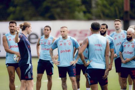 Filipe Luís orienta jogadores do Flamengo no Ninho do Urubu