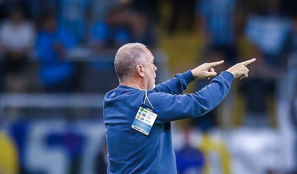 Mano Menezes projeta retornos de lesionados no Grêmio contra o São Paulo
