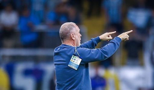 Mano Menezes à beira do campo no empate do Grêmio contra o Godoy Cruz